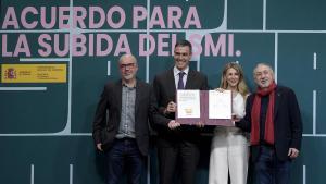 Pedro Sánchez, Yolanda Díaz, Unai Sordo y Pepe Álvarez en la firma del acuerdo de la subida del SMI.