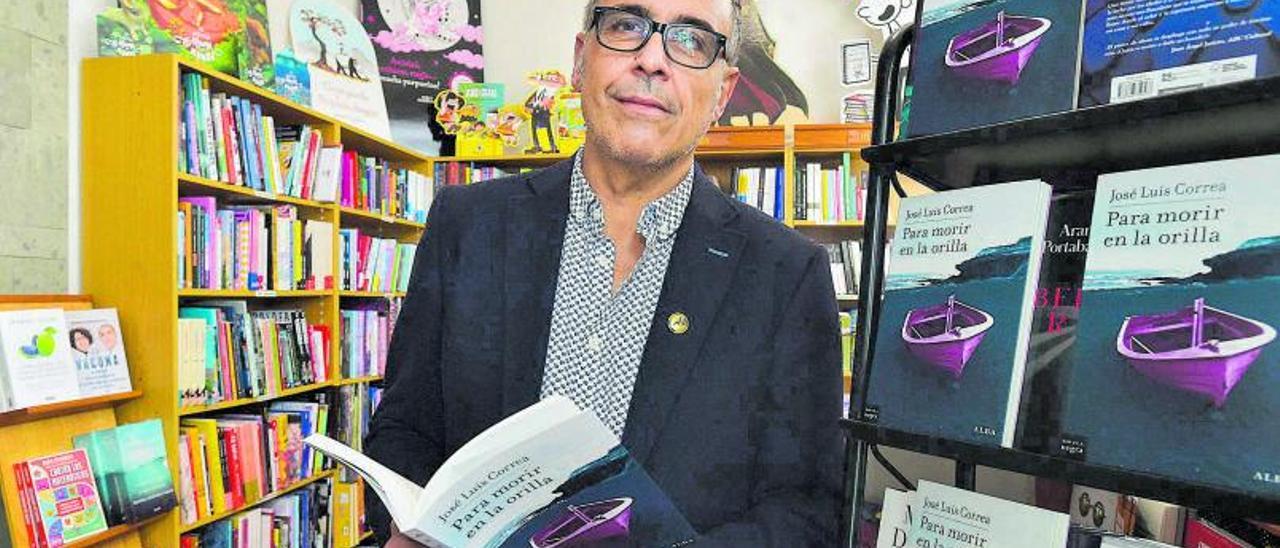 El escritor grancanario José Luis Correa sosteniendo un ejemplar de su última novela ‘Para morir en la orilla’ en una imagen tomada el pasado viernes en la Librería Canaima de la capital grancanaria. | | A.C.