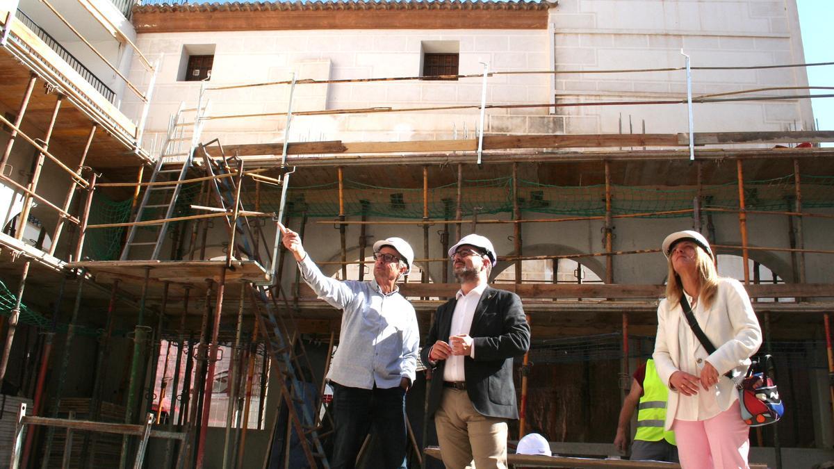 Teo Campoy, Diego José Mateos y Nines Mazuecos, visitando las obras del claustro.