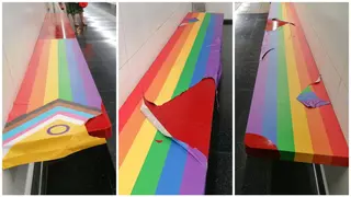 La corta vida de los vinilos del Orgullo LGTBI en una parada de metro de Barcelona