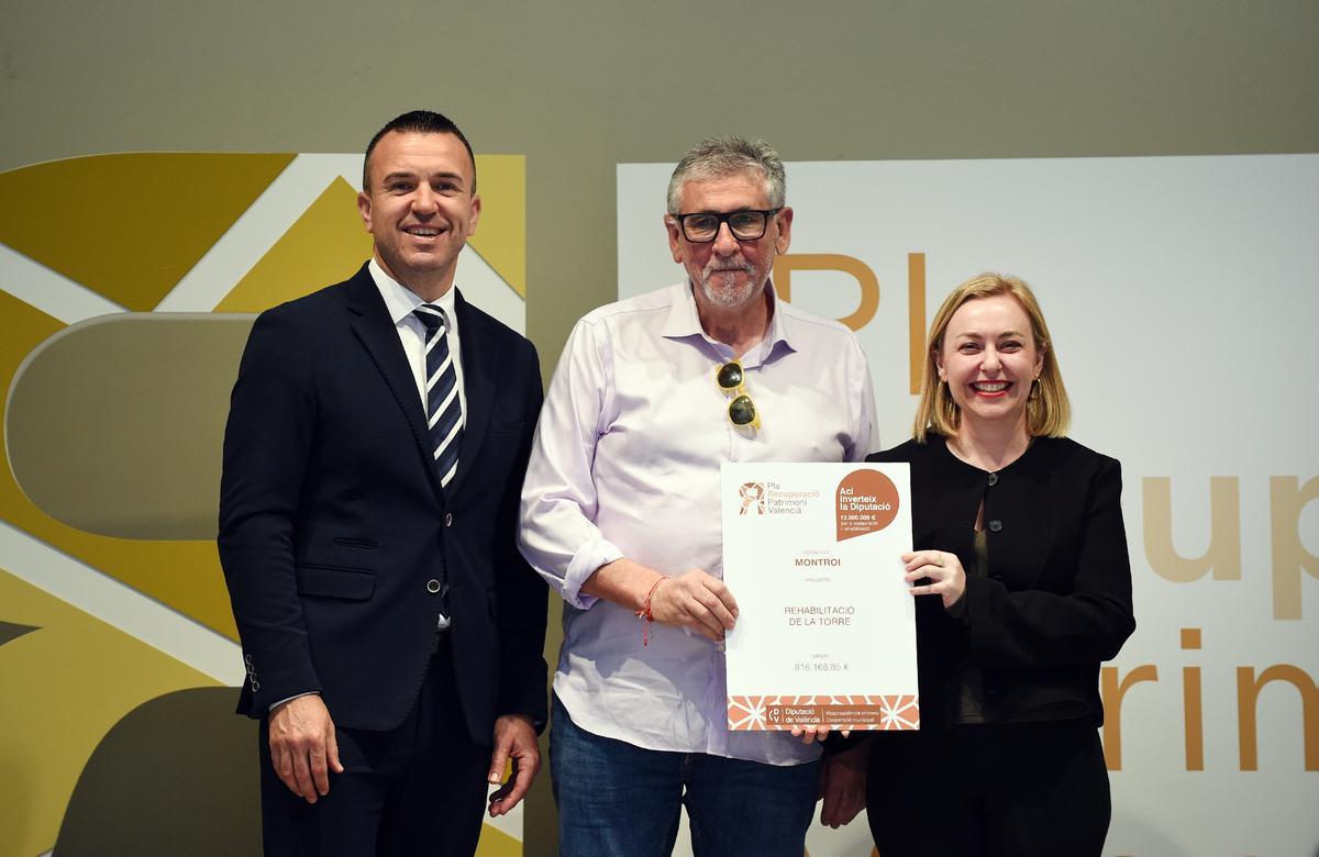 El alcalde de Montroi, Manolo Blanco, con el presidente de la diputación, Vicent Mompó, y la vicepresidenta Natàñlia Enguix.