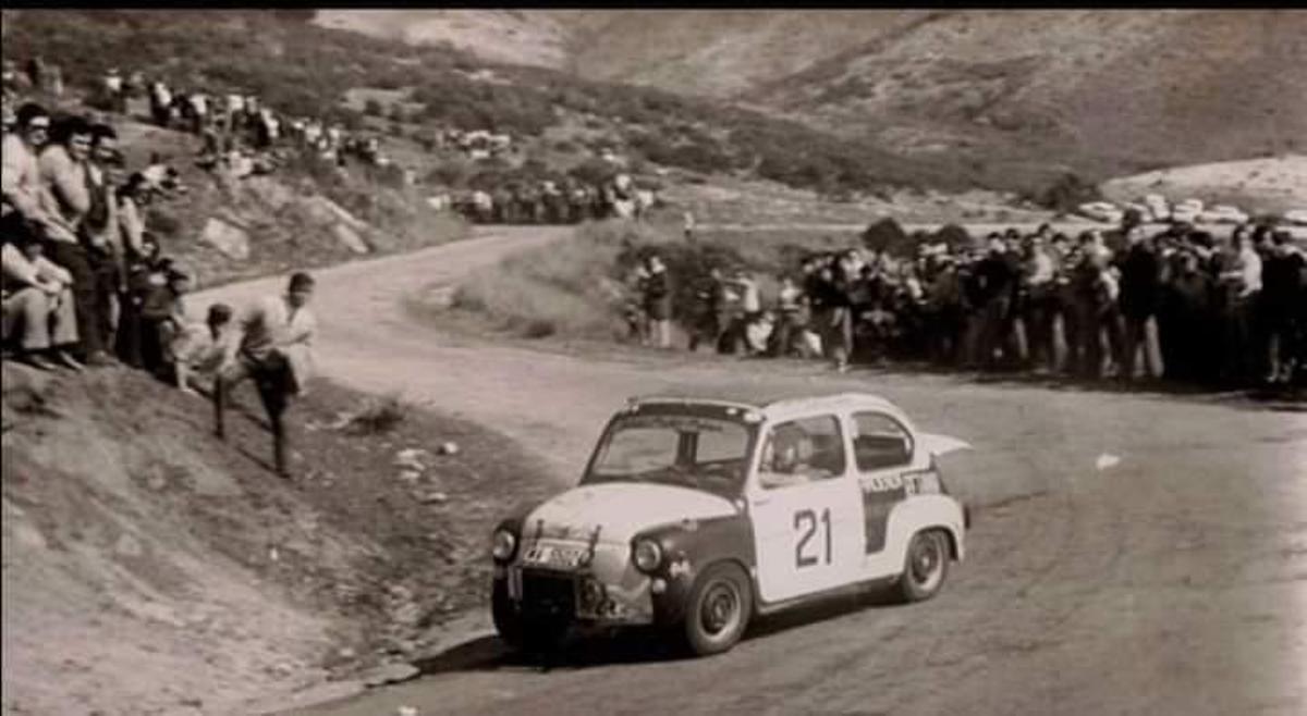 Manuel Carlos Tévar, "El Lobo", pionero del automovilismo cordobés, a bordo de su Seat 600 en una prueba de nuestra capital.