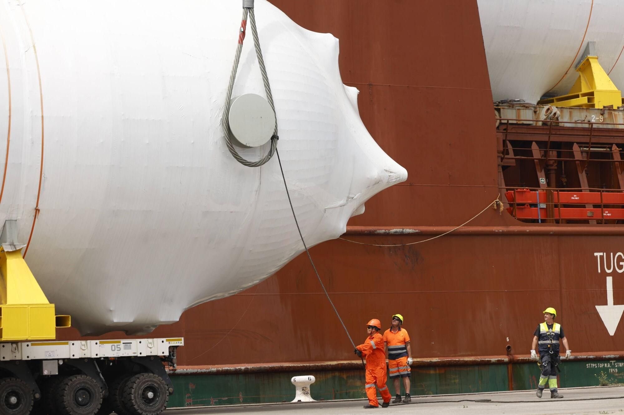 En imágenes: Así fue la carga en el Puerto de Avilés de nueve colosales depósitos de CO2 fabricados por Idesa