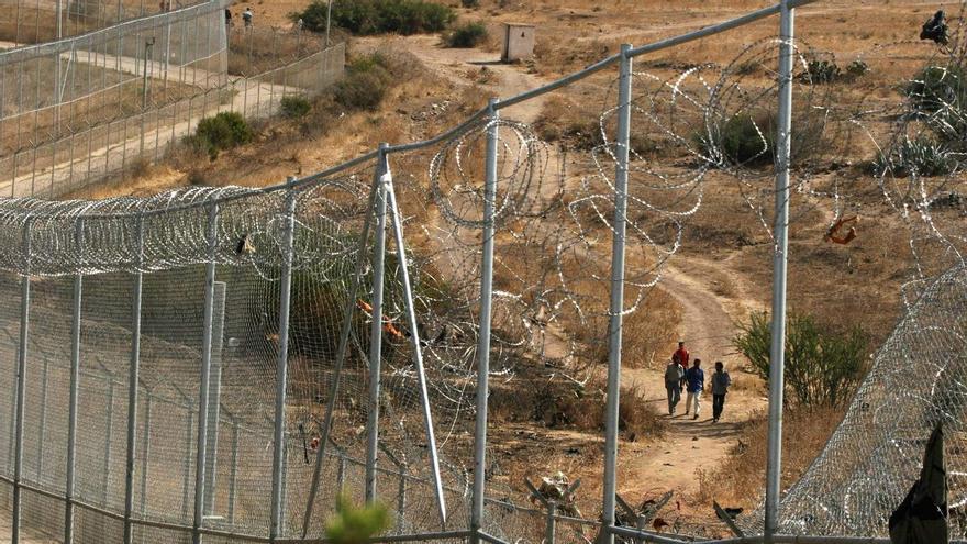 Dos immigrants marroquins arriben a Ceuta nedant