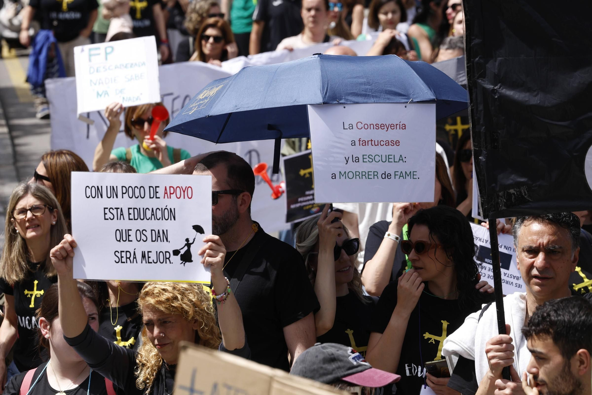 EN IMÁGENES: Cientos de profesores se manifiestan en Oviedo en la cuarta jornada de huelga