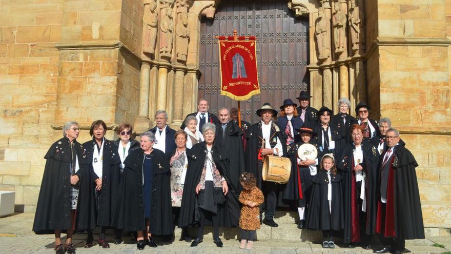 Gran parte de los participantes en el encuentro de Amigos de la Capa, en una imagen tomada a las puertas de la iglesia de San Juan. | E. P.