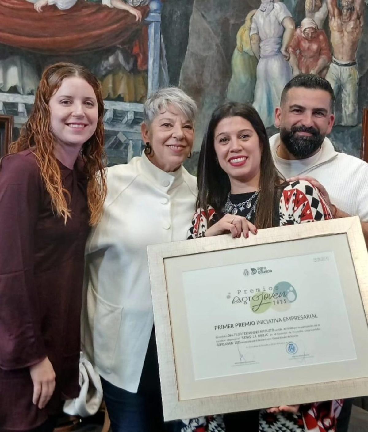 Florencia Fernandes muestra el diploma del primer premio Agrojoven 2025. | E. D.