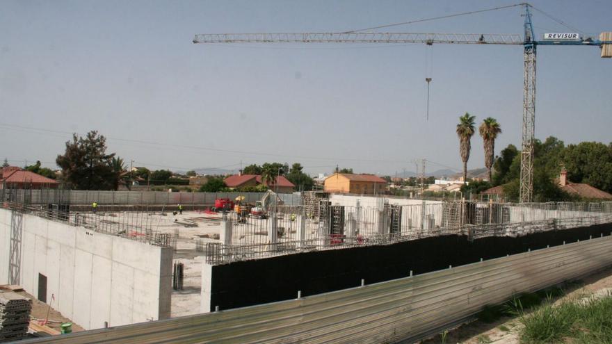 Estado de las obras de construcción del nuevo supermercado y centro de formación. | PILAR WALS