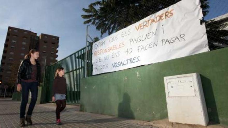 Algunas de las pancartas de protesta de los colegios públicos de La Vila.