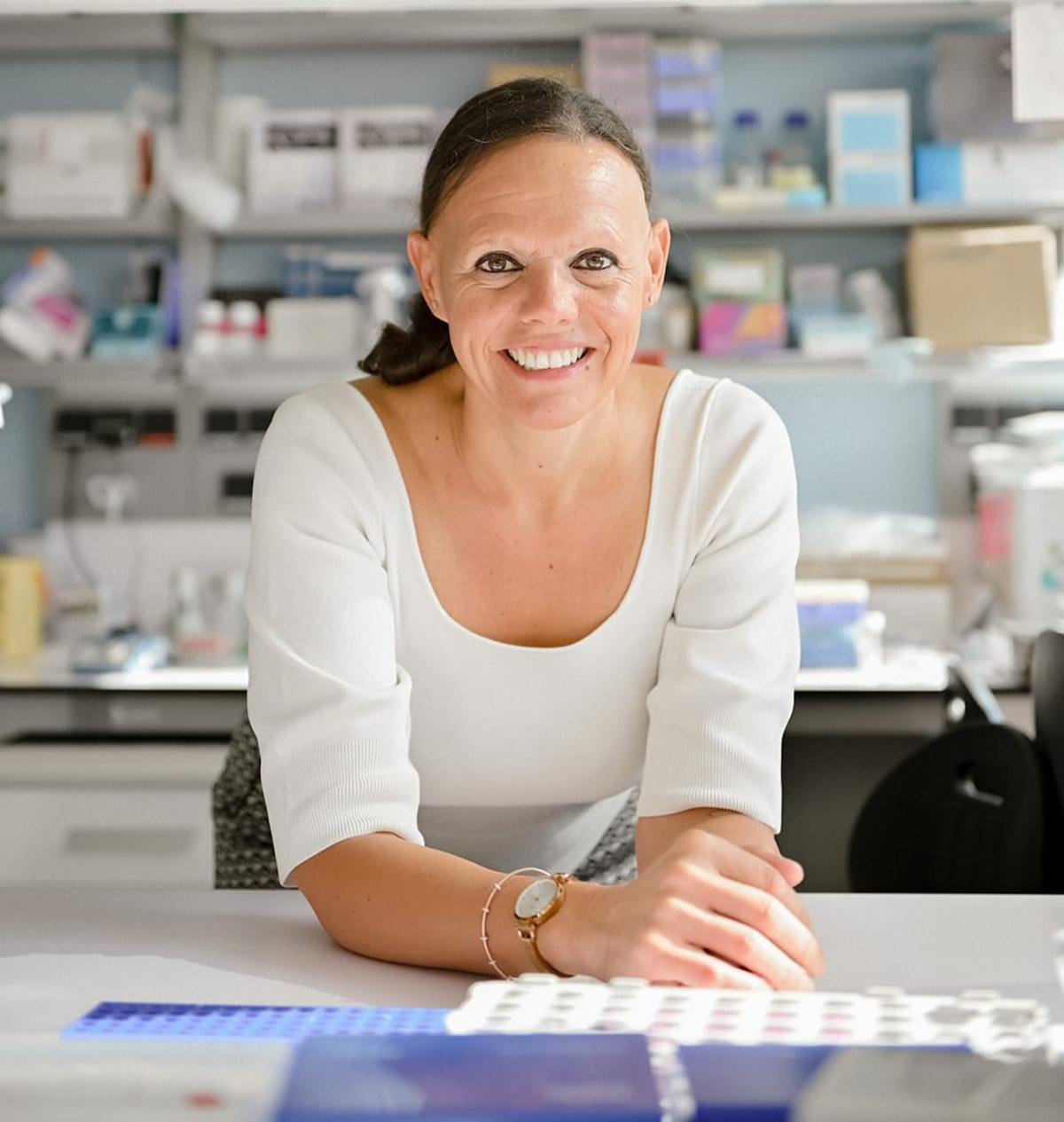 María Berdasco, en un laboratorio del Instituto de Investigación contra la Leucemia Josep Carreras.