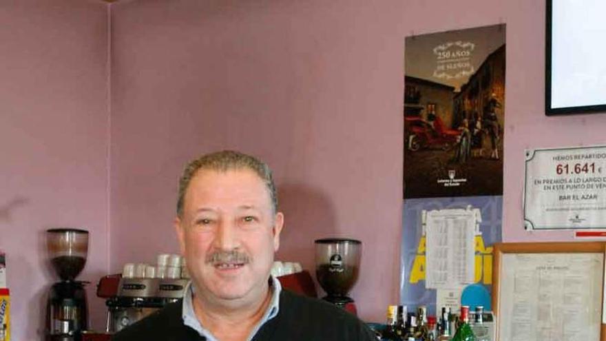 Isidro García, con el cartel del premio en su bar.