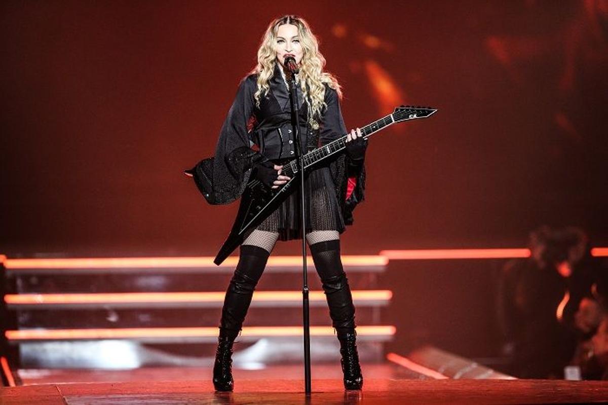 Madonna en Montreal, guitarra negra a juego