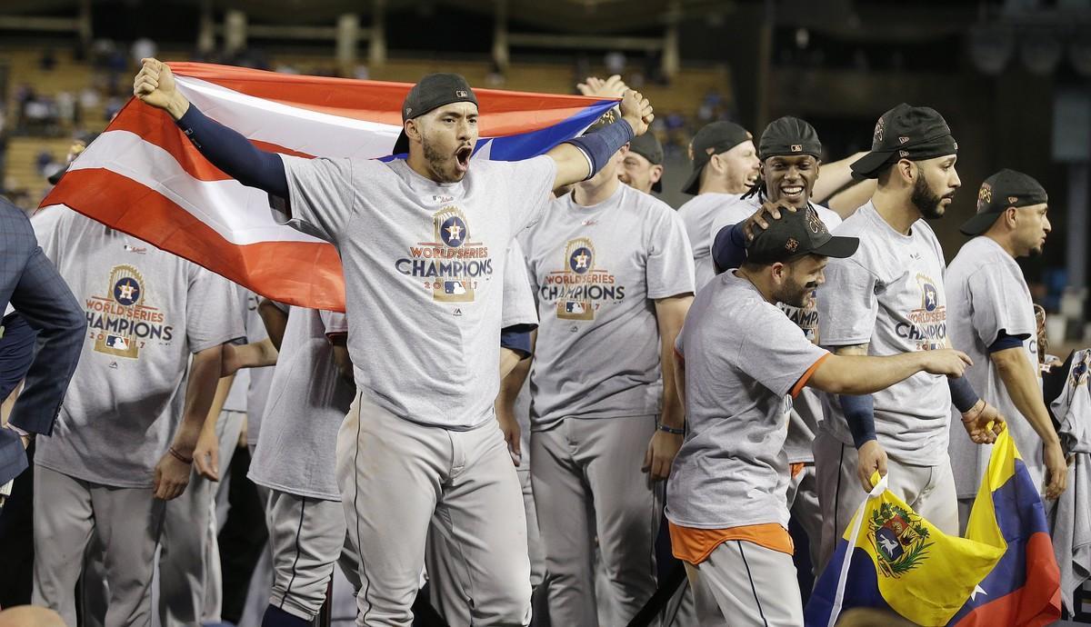 LAX01. LOS ÁNGELES (EE.UU.), 01/11/2017.- Carlos Correa (c-i) de los Astros de Houston celebra el triunfo de su equipo al termino del séptimo y definitivo juego de la Serie Mundial de las Grandes Ligas (MLB) de béisbol disputado entre los Dodgers de Los Ángeles y los Astros de Houston hoy, miércoles 1 de noviembre de 2017, en el estadio Dodger de Los Ángeles, California (EE.UU.). Los Astros ganaron 4 de los 7 encuentros. EFE/MIKE NELSON
