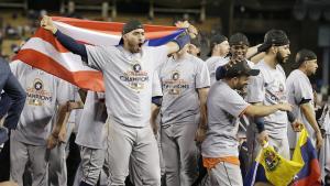 LAX01. LOS ÁNGELES (EE.UU.), 01/11/2017.- Carlos Correa (c-i) de los Astros de Houston celebra el triunfo de su equipo al termino del séptimo y definitivo juego de la Serie Mundial de las Grandes Ligas (MLB) de béisbol disputado entre los Dodgers de Los Ángeles y los Astros de Houston hoy, miércoles 1 de noviembre de 2017, en el estadio Dodger de Los Ángeles, California (EE.UU.). Los Astros ganaron 4 de los 7 encuentros. EFE/MIKE NELSON