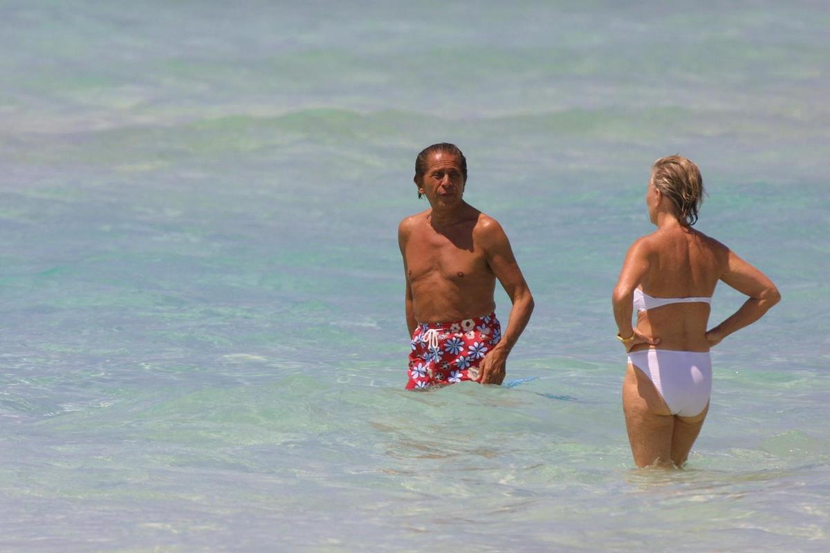 Valentino Garavani beim Baden im Meer vor Mallorca.