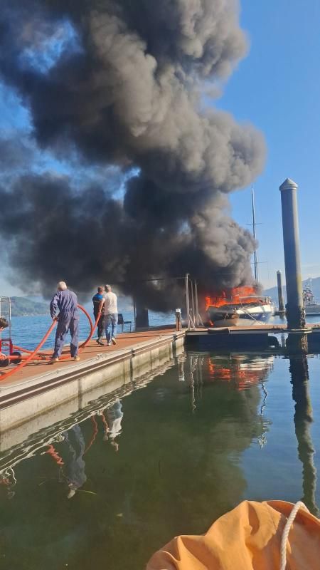 Una columna de humo se levanta en la ría de Vigo: arde una embarcación en San Adrián de Cobres