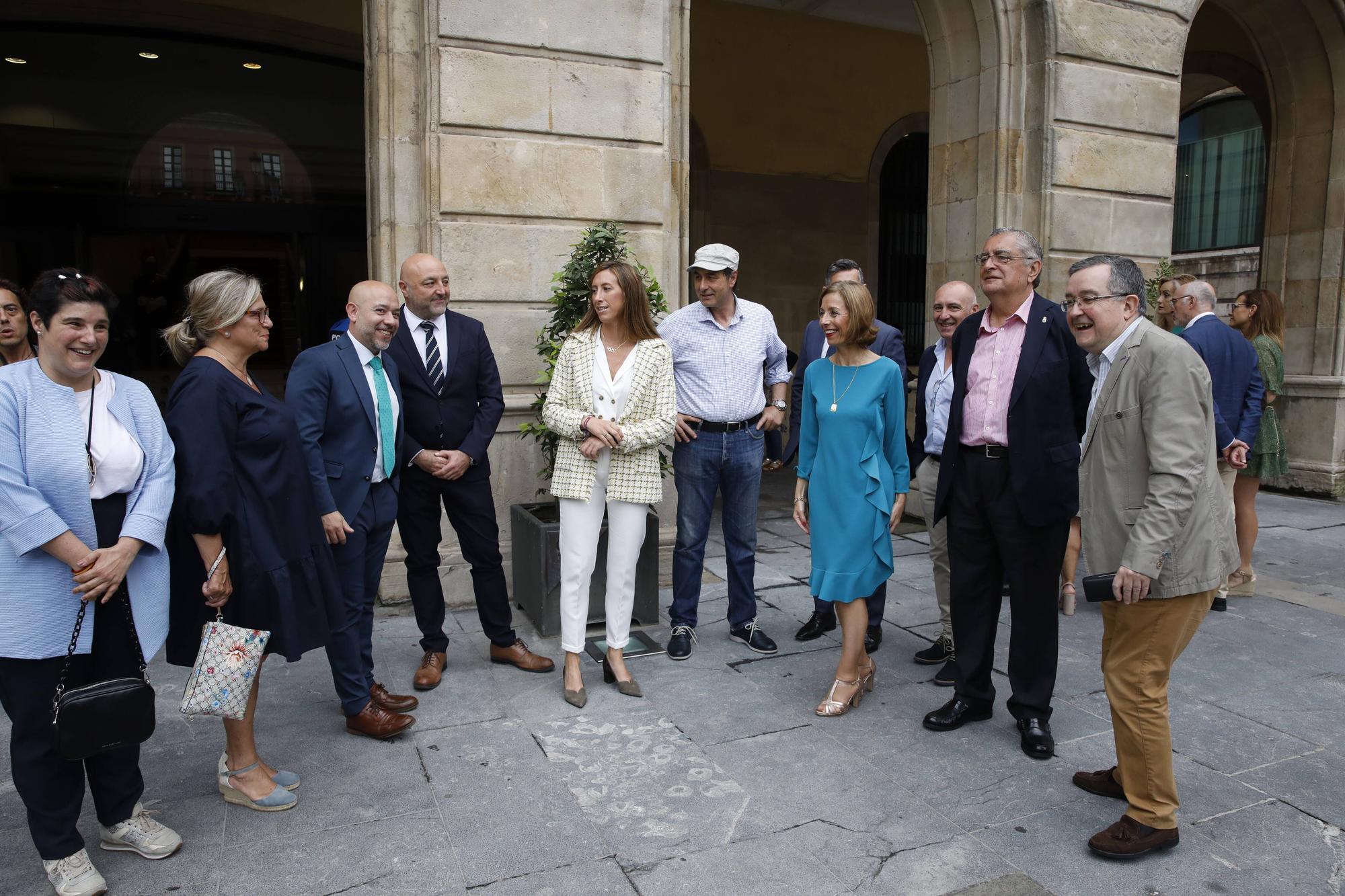 El ambiente en el Ayuntamiento de Gijón en la toma de posesión de Moriyón como Alcaldesa, en imágenes