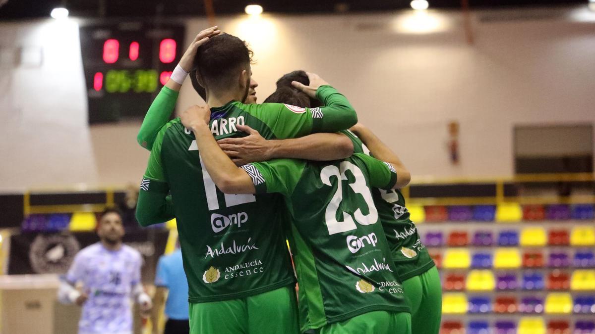 Jugadores del Besoccer CD UMA Antequera celebrando un tanto.