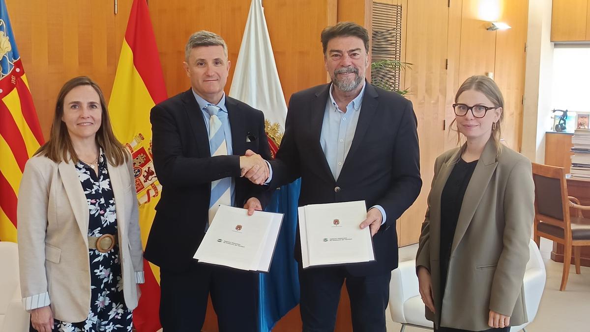 Reunión entre la AVPT y el Ayuntamiento de Alicante, este viernes.