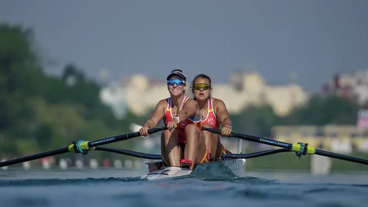 Esther Briz y Aina Cid reman durante la carrera disputada este domingo en Eslovenia.