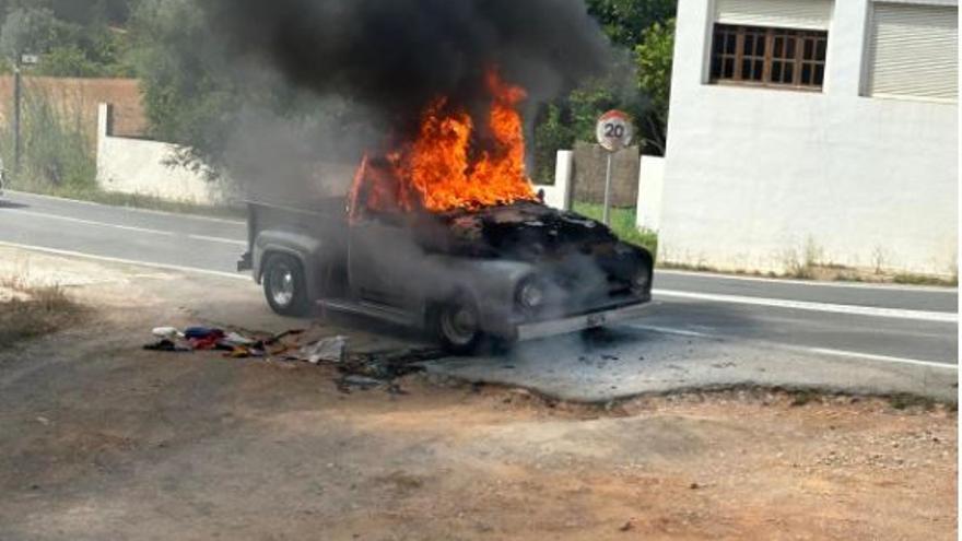 VÍDEO: Una furgoneta se incendia a escasos metros de una gasolinera en Ibiza