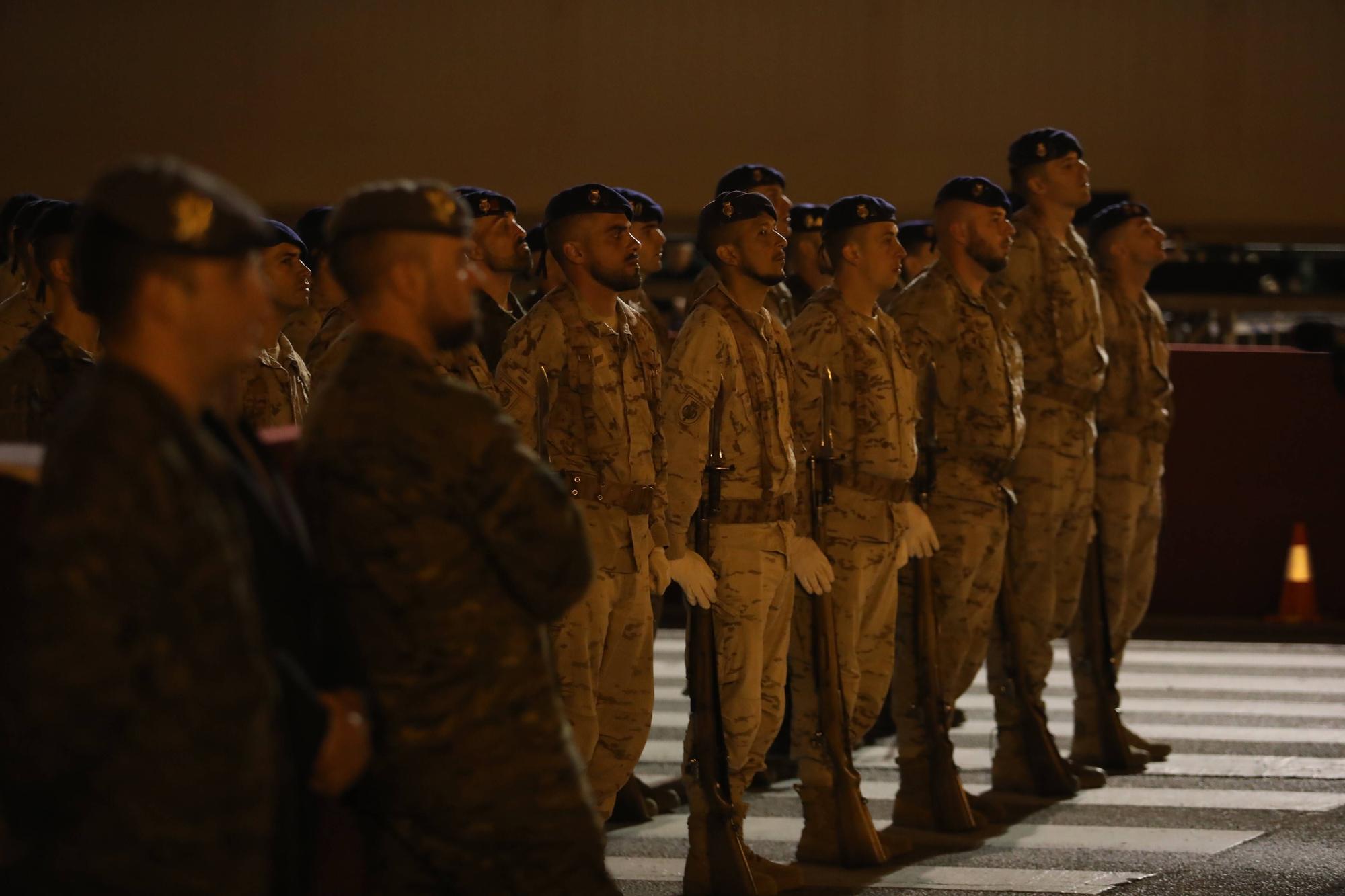 Así fue el multitudinario ensayo nocturno del desfile del día de las Fuerzas Armadas en Oviedo.