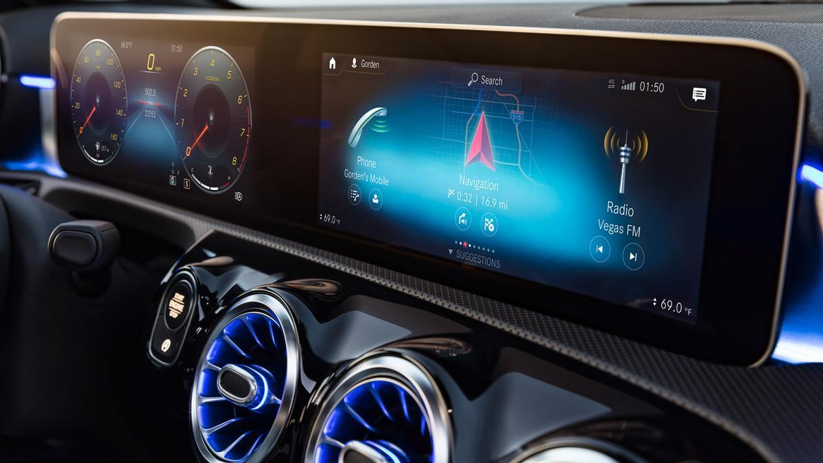 El interior del Mercedes-Benz Clase A destaca por su doble pantalla digital y el alto nivel de acabado.