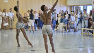 Samba Injai interpreta un fragmento de la pieza de danza Swans, de Mar Aguiló, durante la presentación de la nueva temporada de Canal Baila en los Teatros del Canal de Madrid.