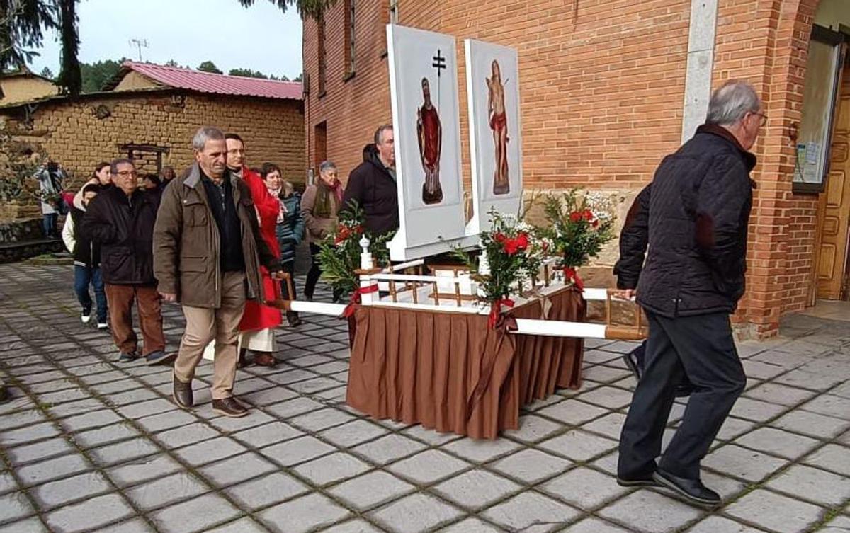 Fiesta de Los Mártires en Riofrío de Aliste, con la procesión llevando en el carro dos grandes estampasa