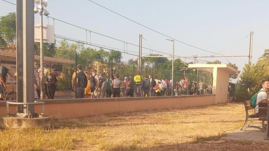 Un grupo de personas esperan en la estación tras el accidente de tren de Lloseta.