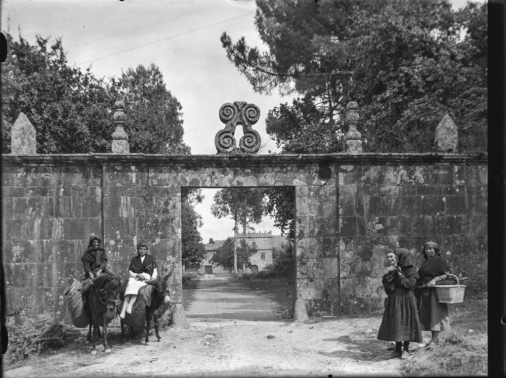 entrada adintelada del pazo con el edificio al fondo otto 1929-1936.jpg