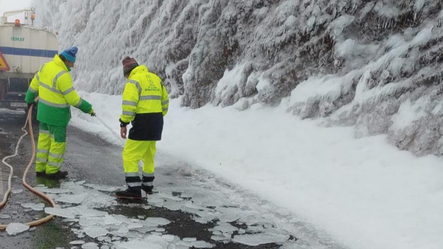 Los operarios trabajan en la apertura de la carretera al Roque de Los Muchachos