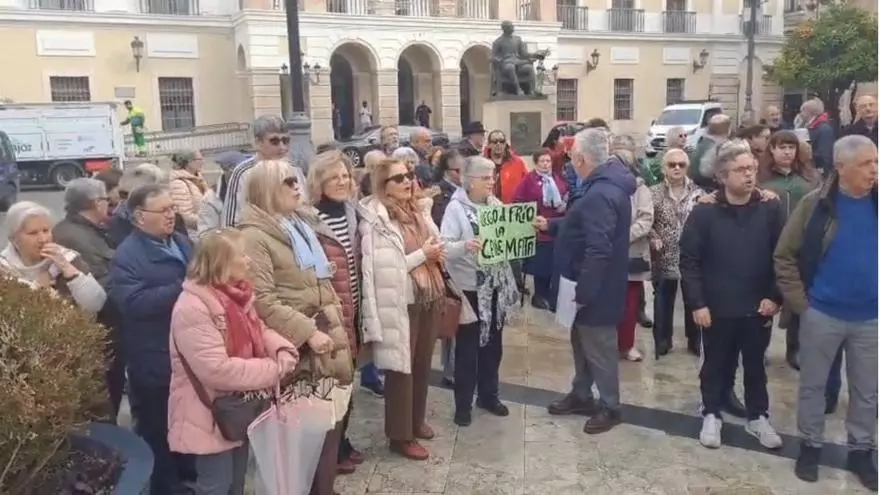 Nueva protesta en Badajoz para urgir alojamiento para las personas sin hogar: "El frío llega, la calle mata"