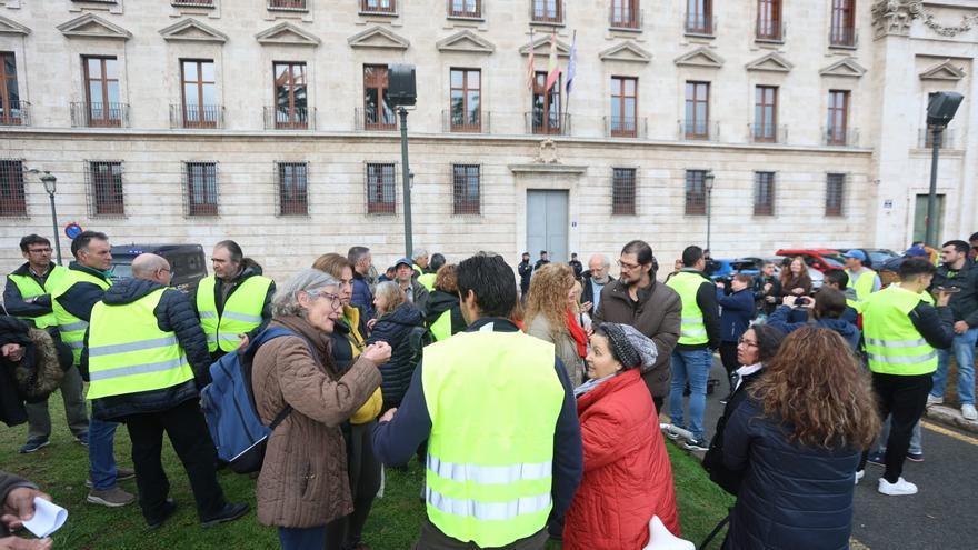 Los agricultores elevan las protestas en el centro de València