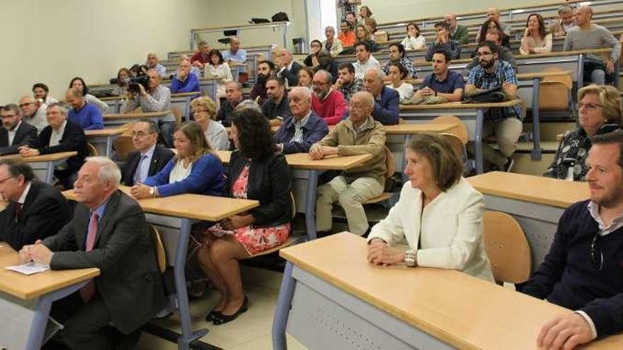 Asistentes al acto, durante la conferencia de Alfonso Fernández Canteli en el aula que lleva su nombre. En primera fila, por la izquierda, Manuel Doblaré Castellano y Enrique Castillo Ron.