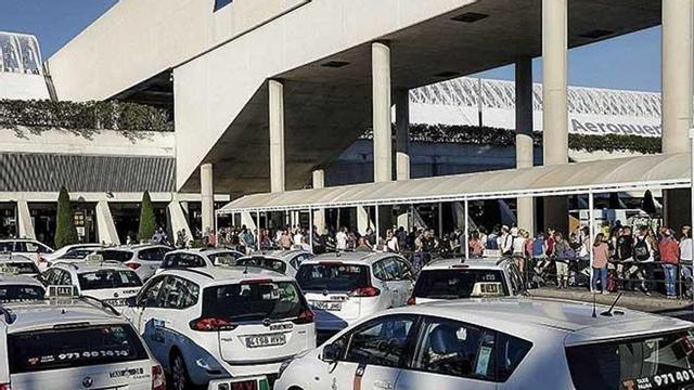 Los taxistas llevan aÃ±os denunciando prÃ¡cticas ilegales en el aeropuerto.