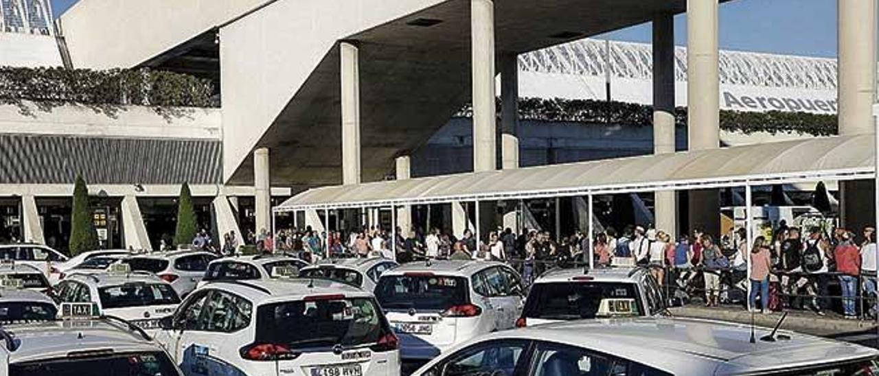 Los taxistas llevan aÃ±os denunciando prÃ¡cticas ilegales en el aeropuerto.