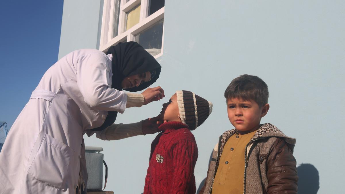 Archivo - Una sanitaria administra una vacuna a un niño durante la primera campaña contra la polio de 2021