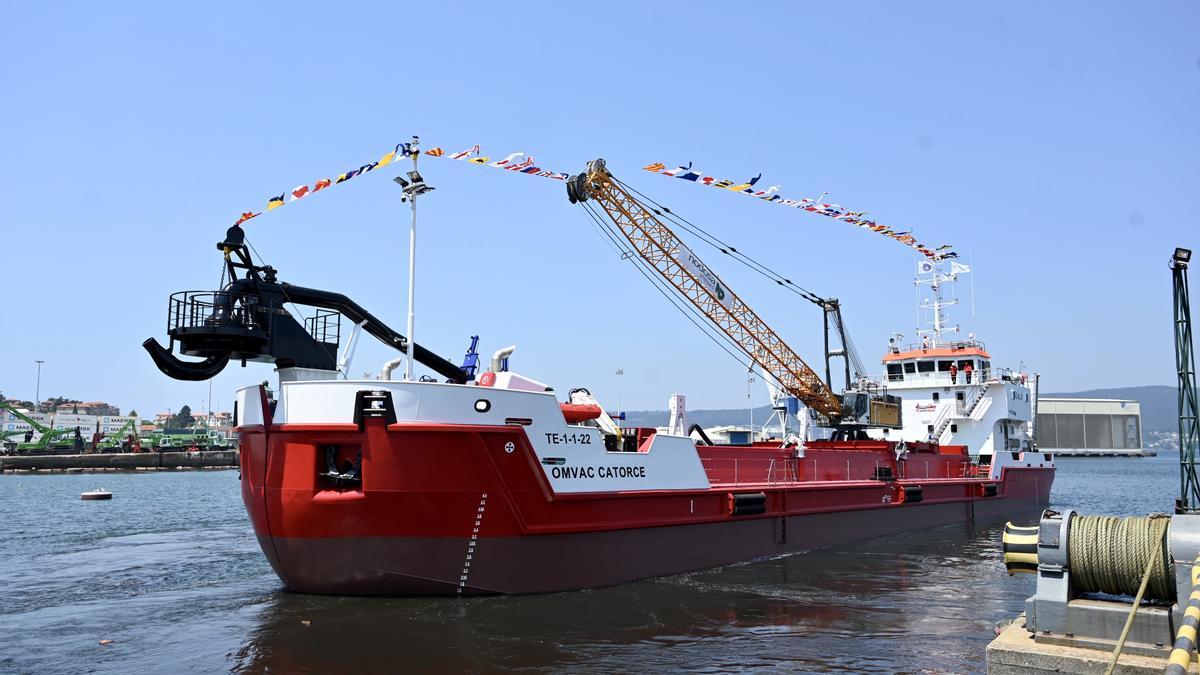 La draga para Canlemar construida por Nodosa, ya en el agua.