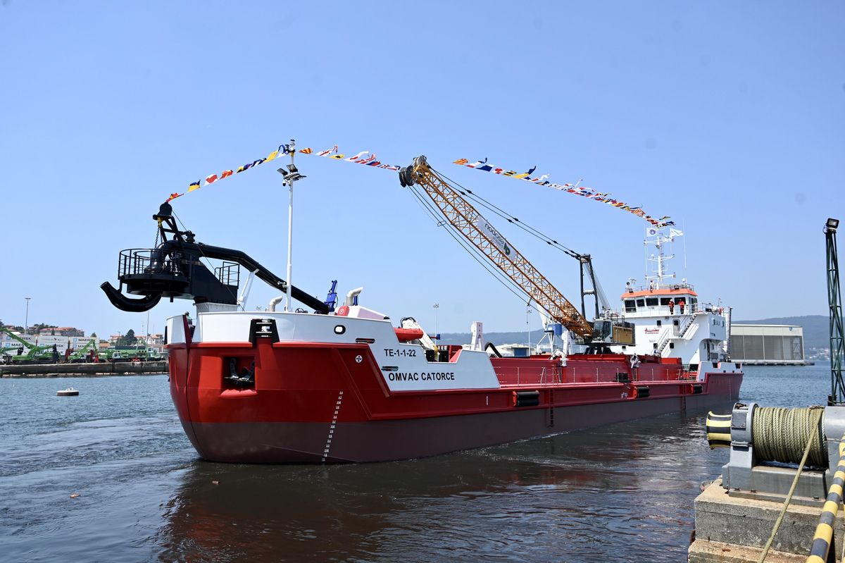 La draga para Canlemar construida por Nodosa, ya en el agua.