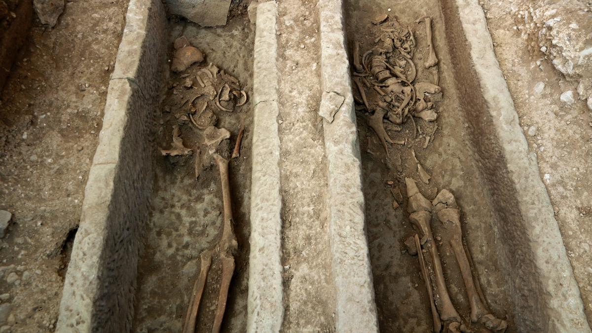 Restes d'esquelets a l'interior de dos sarcòfags que s'han trobat durant una excavació arqueològica al jaciment de Santa Coloma d'Àger