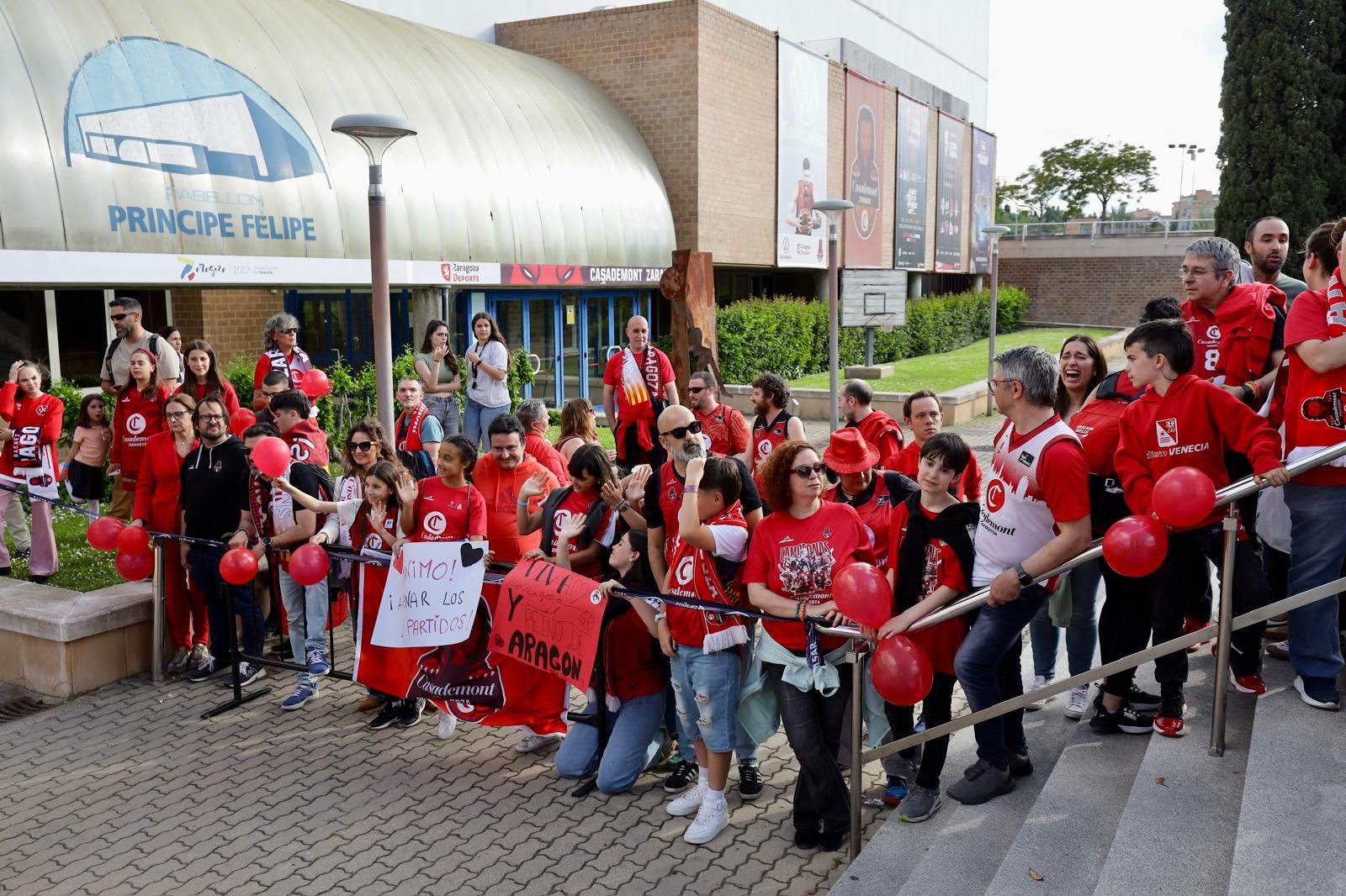 En imágenes | Así ha sido el recibimiento de las jugadoras del Casademont Zaragoza a su llegada al Príncipe Felipe
