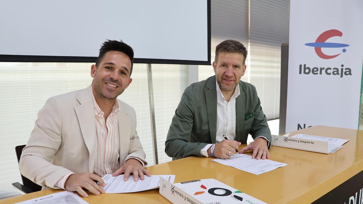 El director gerente de la Fundación Jóvenes y Deporte de la Junta de Extremadura, José Alberto Cacho Macías, y el director territorial de Extremadura de Ibercaja, Roberto Ledesma Hernández en la firma del convenio.