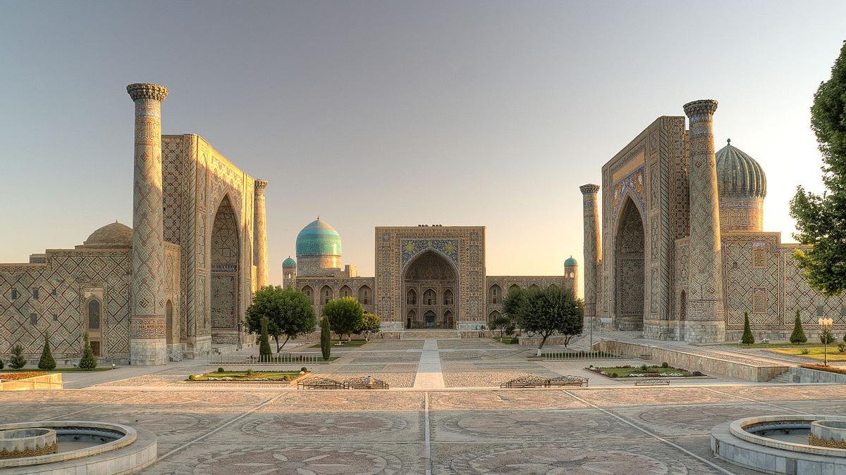 La plaça de Registan amb les tres madrasses