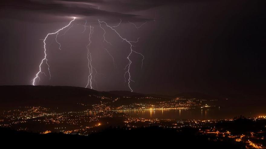 Tormenta eléctrica sobre la ría de Vigo. // EFE