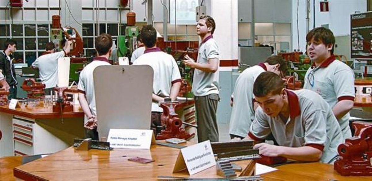 Una desena d’alumnes de l’escola d’aprenents de Seat.