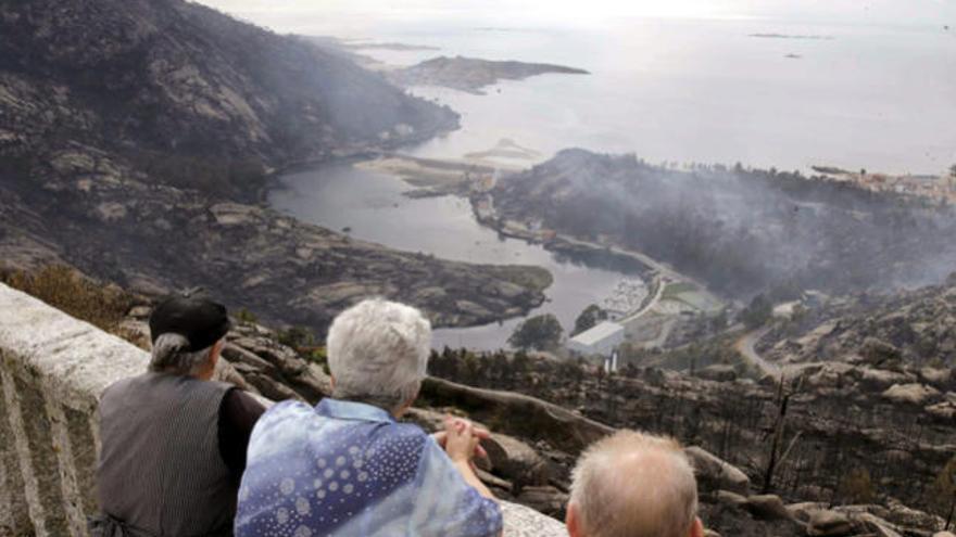 Vista de Ézaro tras el incendio // Lavandeira Jr.