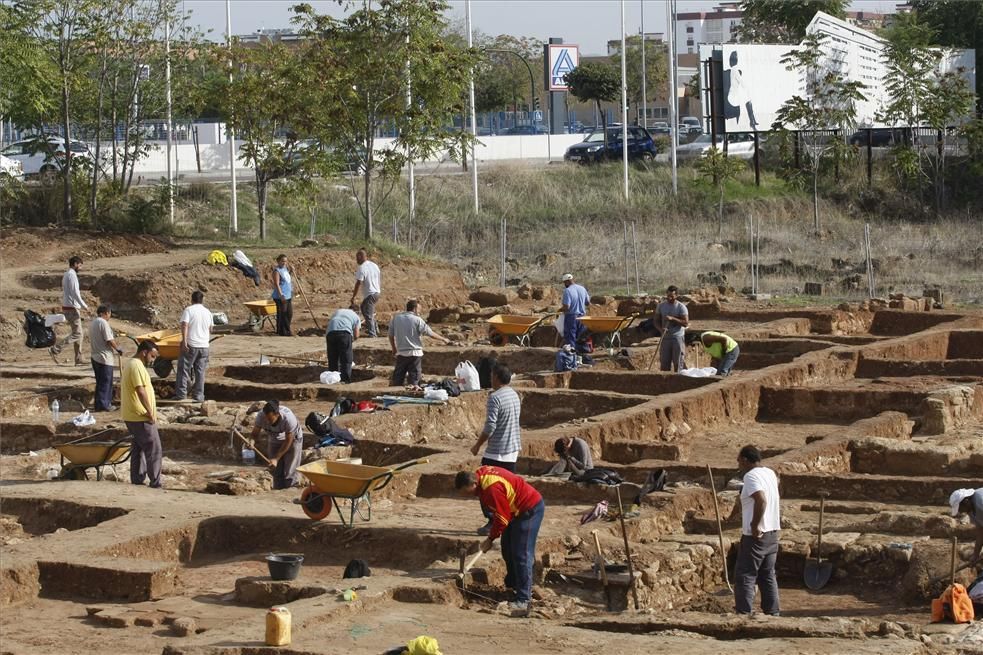 GALERÍA DE FOTOS / Excavación arqueológica en un arrabal califal en un solar del Zoco