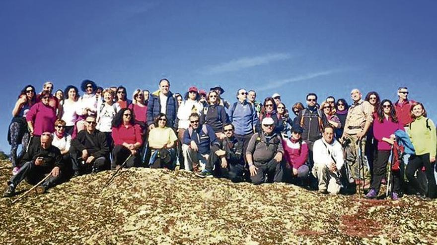 Senderistas visitan la charca de la Generala