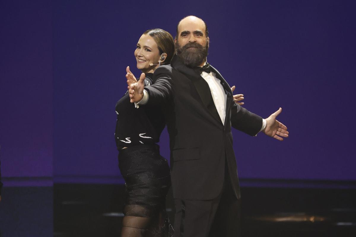 Los presentadores Rigoberta Bandini y Luis Tosar, durante la ceremonia de entrega de la 40ª edición de los Premios Goya.
